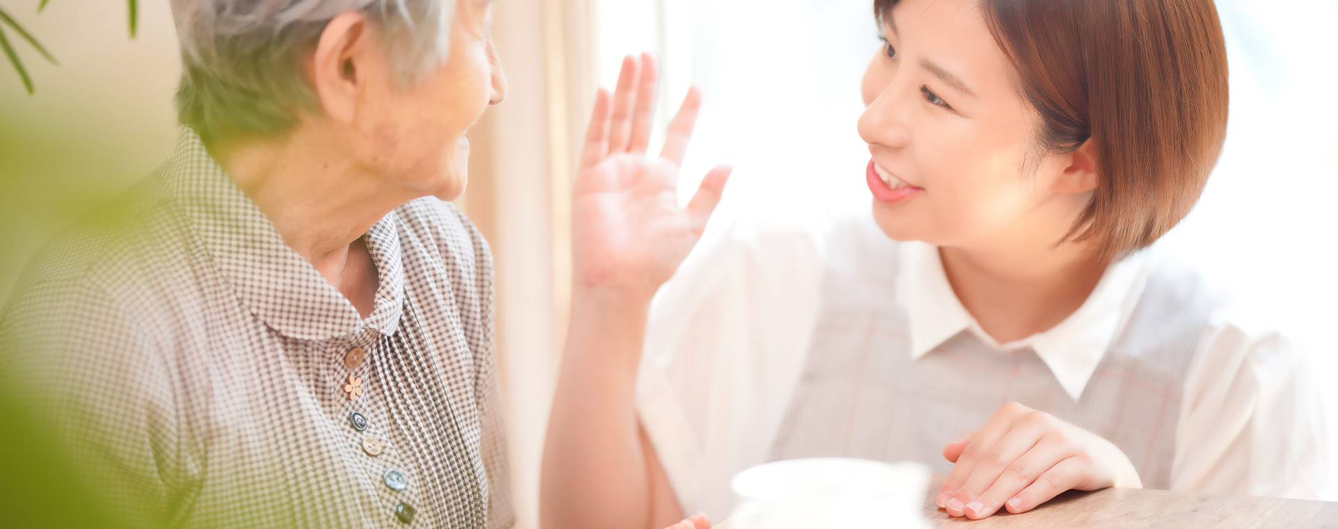 スタッフと会話をする利用者